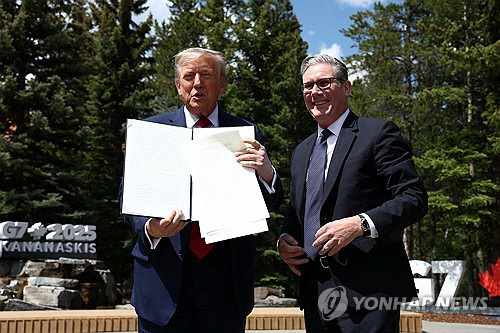 트럼프 미국 대통령(왼쪽)과 키어 스타머 영국 총리. 로이터 연합뉴스